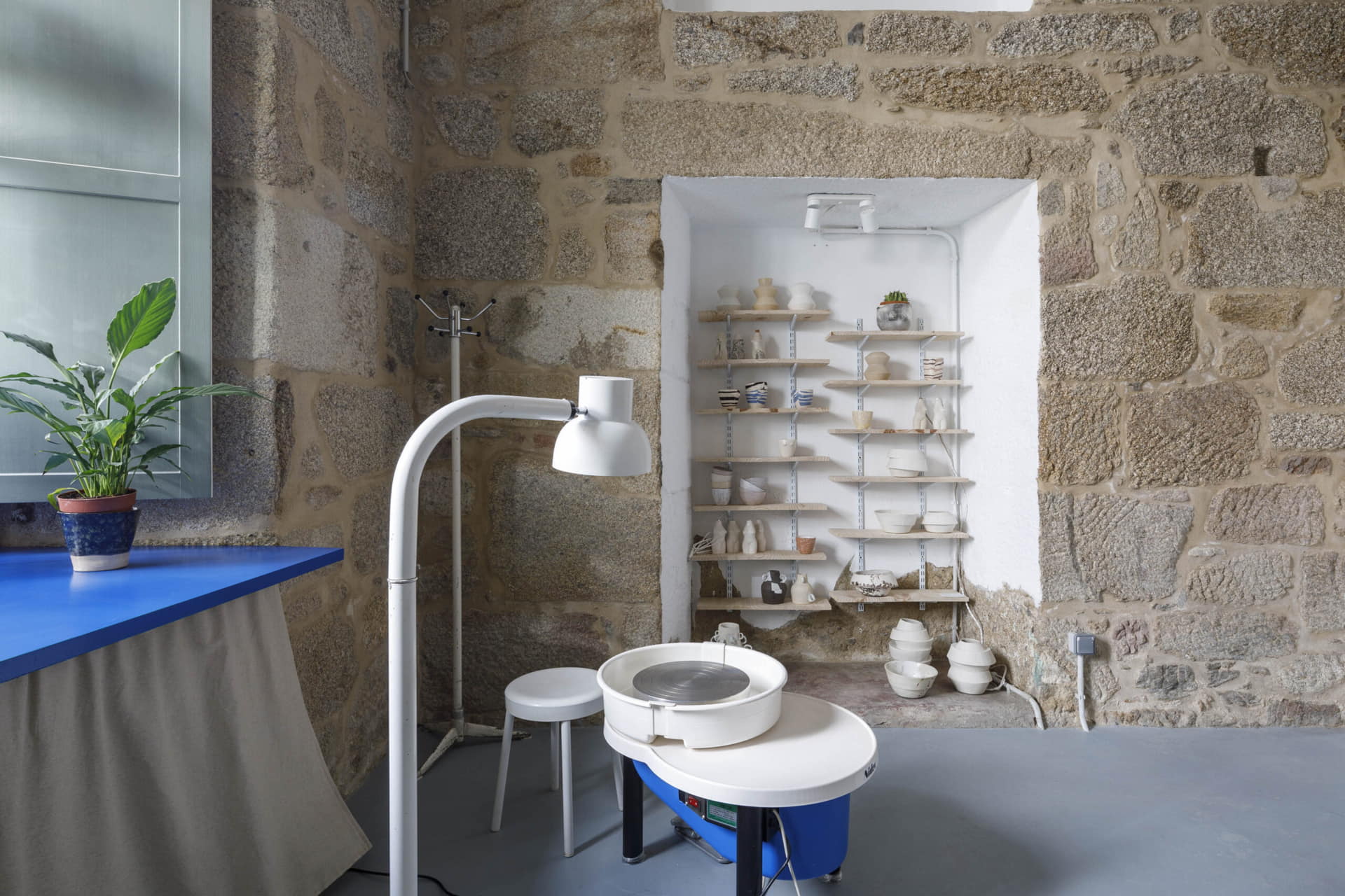 Interior del taller Rabuda, con torno y estanterías de cerámica